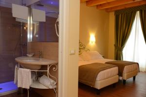 Ένα ή περισσότερα κρεβάτια σε δωμάτιο στο Hotel Borgo Antico