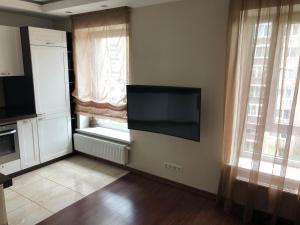 una cucina con TV a schermo piatto e finestra di Mantas apartments a Šiauliai