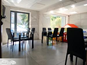 カルパチにあるWilla Diamentのダイニングルーム(黒い椅子、テーブル付)