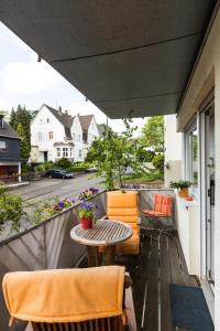 un patio con tavolo e sedie sul balcone. di Ferienwohnung Mittendrin a Bergisch Gladbach