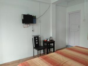 A television and/or entertainment centre at Latei Ville Inn