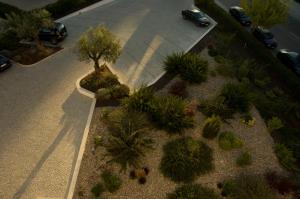 un modèle de jardin planté d'arbres et de plantes dans l'établissement Hotel Dom Goncalo & Spa, à Fátima