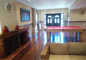 ein Wohnzimmer mit Billardtisch und Couch in der Unterkunft Casa de Barreiros in Braga