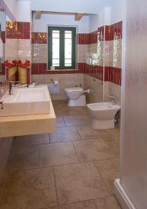- Baño con 2 lavabos y 2 aseos en Il Biscardino en Cropalati