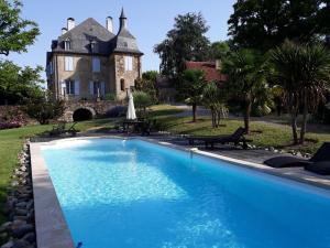 Bazén v ubytování Château de La Grèze nebo v jeho okolí
