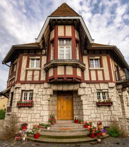 una gran casa de piedra con puerta amarilla en Apakabar Homestay - ambiance balinaise, parking privé, Netflix,, en La Rochette