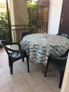 Ein Balkon oder eine Terrasse in der Unterkunft Alex's Cosy Guesthouse