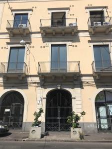 un edificio con balcones en un lateral en Urban Pop Bnb, en Catania