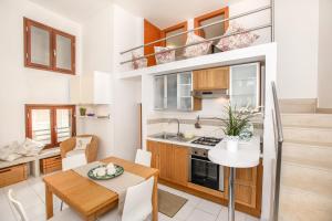 Kuchyň nebo kuchyňský kout v ubytování Lido Apartment