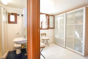 Koupelna v ubytování Lido Apartment