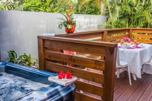 una terraza con una mesa y una mesa y un mantel en Habitation Cantamerle, en Capesterre-Belle-Eau