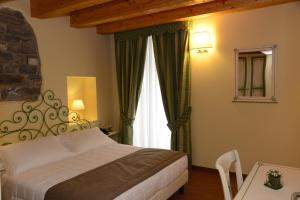 Ένα ή περισσότερα κρεβάτια σε δωμάτιο στο Hotel Borgo Antico
