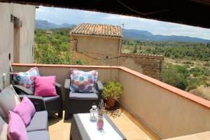 阿內斯的住宿－Casa De Vacances La Vella Era，阳台配有桌椅,享有风景。