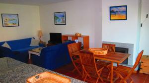 sala de estar con sofá azul y mesa en Nibho Apartment, en Esposende