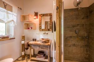 A bathroom at Reiterbauer Chalets & Ferienwohnungen Még 16 kép