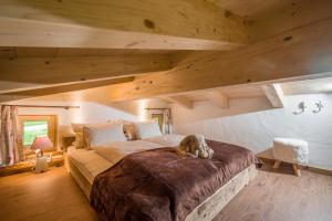 キルヒベルク・イン・チロルにあるReiterbauer Chalets & Ferienwohnungenのベッドルーム1室(犬が寝つくベッド1台付)