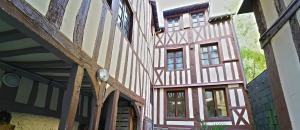 ルーアンにあるCoeur de Rouenの町二棟の古い建物のある路地