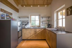 A kitchen or kitchenette at Reiterbauer Chalets & Ferienwohnungen