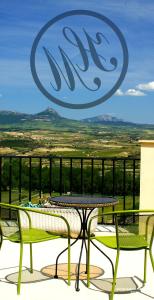 einen Tisch und zwei Stühle auf einem Balkon mit Aussicht in der Unterkunft Hotel Marixa in Laguardia