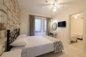 Postel nebo postele na pokoji v ubytování Bademli Konak Otel