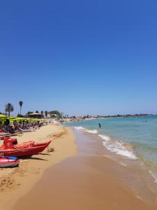 plaża z dwoma łodziami na piasku i oceanie w obiekcie Casa Vista Mare w mieście Avola