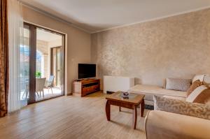 een woonkamer met een bank en een tafel bij Apartments MarijaZ 2 in Kotor