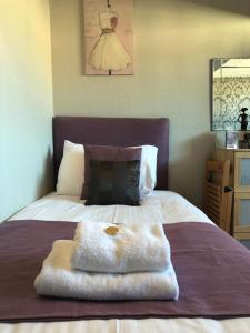 Postel nebo postele na pokoji v ubytování Adelphi Guest House