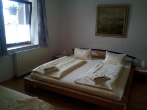 Łóżko lub łóżka w pokoju w obiekcie Apartment Waldhaus Opitz