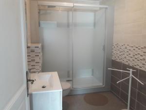 Koupelna v ubytování Chambre d'hôtes Comme une évidence Clairvaux-les-lacs