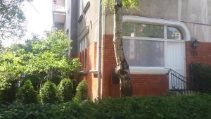 ソポトにあるBaltic Sopot 732の白いドアと窓のあるレンガ造りの家