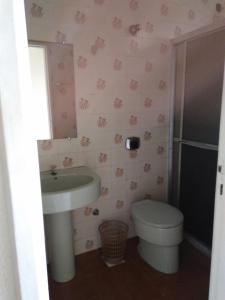 ガラパリにあるKitnet em Guarapariのバスルーム(洗面台、トイレ付)