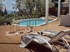 Πισίνα στο ή κοντά στο Chris & Jo Villas, Enchanting Escapes, with Heated Pools & SeaViews By ThinkVilla