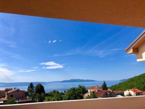 een balkon met uitzicht op de blauwe lucht bij Holiday home - Healthy house Opatija in Opatija
