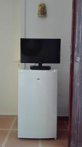 トッレ・ラピッロにあるVilla Grazia IIの薄型テレビ、白い冷蔵庫