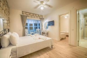 Postel nebo postele na pokoji v ubytování Bademli Konak Otel