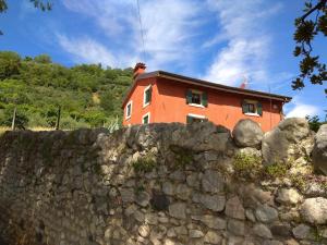 una casa en una colina detrás de una pared de piedra en Corte Clocego, en Verona