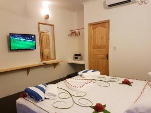 Кровать или кровати в номере Thoddoo Beach Holiday Inn