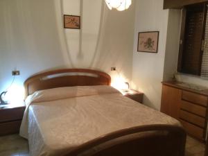1 dormitorio con 1 cama, 2 mesitas de noche y ventana en Casa Rosa holiday, en Fonteno