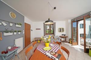 a living room with a table and a dining room at Torri Centro in Torri del Benaco