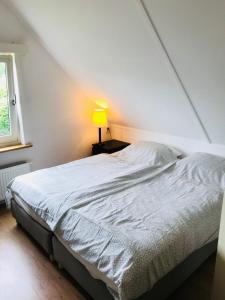 En eller flere senge i et værelse på Stinswoning " Waadhoeke "