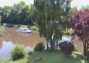 Výhled na řeku, která protéká v blízkosti bed and breakfast