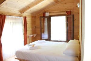 A bed or beds in a room at Aden River