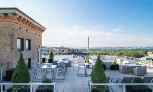 een patio met tafels en stoelen in een gebouw bij Global Luxury Suites at The White House in Washington