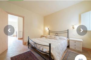 Ένα ή περισσότερα κρεβάτια σε δωμάτιο στο Treggiaia-poggio al paradiso