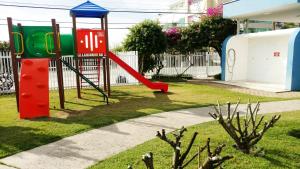 un parque infantil con un tobogán en un patio en 4 bedroom Penthouse with a private swimming pool!, en Florianópolis