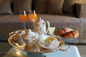 stolik kawowy z tacą z filiżankami herbaty i rogalikami w obiekcie Grisogono Palace Heritage Residence w Splicie
