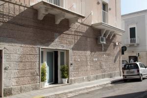 a car parked next to a building with a balcony at Barnab@House in Monopoli