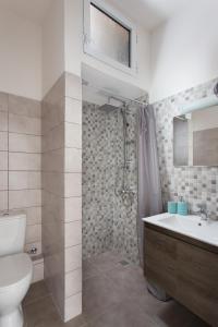 Áyioi Apóstoloi的住宿－Seaside Studios，浴室配有卫生间、盥洗盆和淋浴。