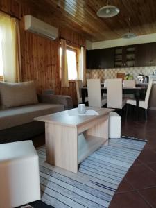 una sala de estar con un sofá y una mesa en Faház, en Tiszaszőlős