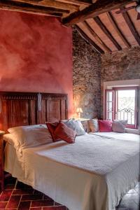 - une chambre avec un grand lit aux murs rouges dans l'établissement San Gennaro Castello, à San Gennaro